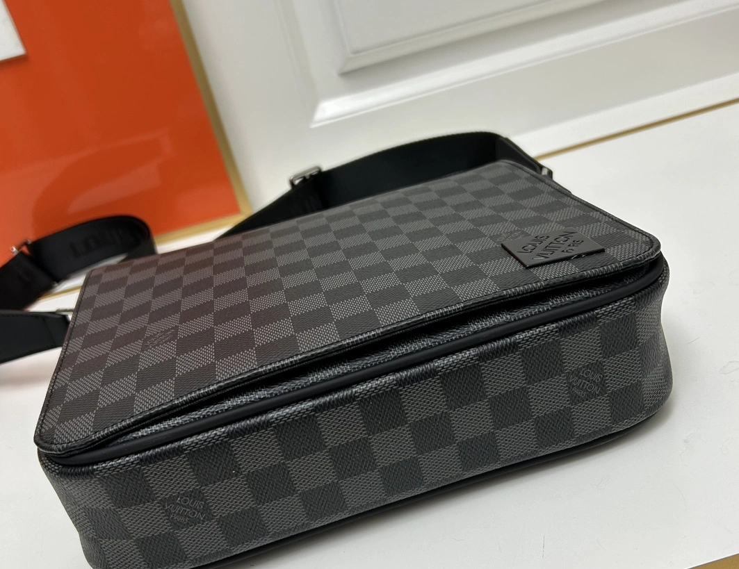 Louis Vuitton AAA Man Messenger Bags EasyMatch 3804