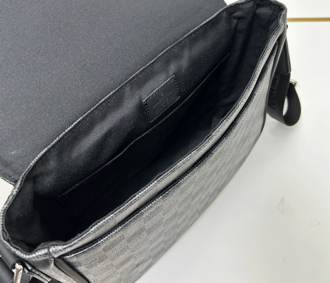 Louis Vuitton AAA Man Messenger Bags EasyMatch 3804