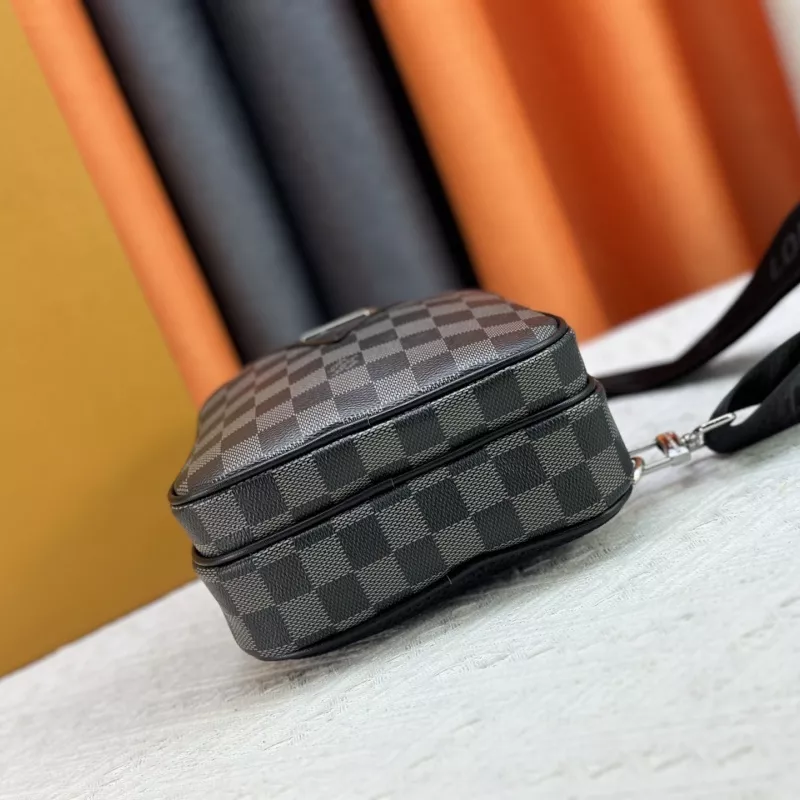 Louis Vuitton AAA Man Messenger Bags EasyMatch 4221