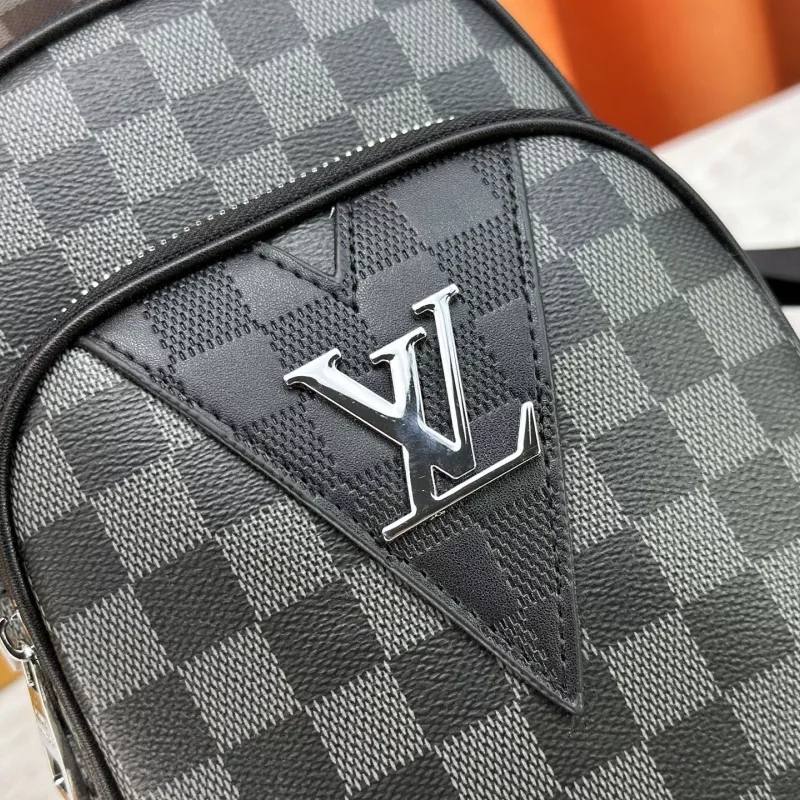 Louis Vuitton AAA Man Messenger Bags EasyMatch 4221