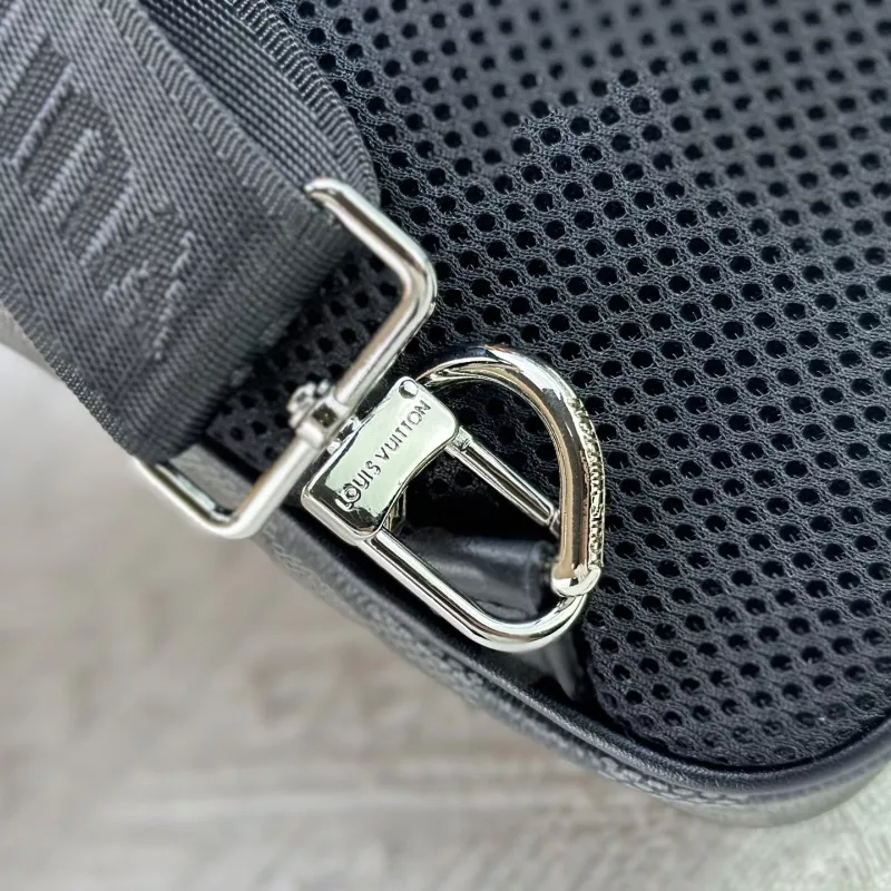 Louis Vuitton AAA Man Messenger Bags EasyMatch 4221