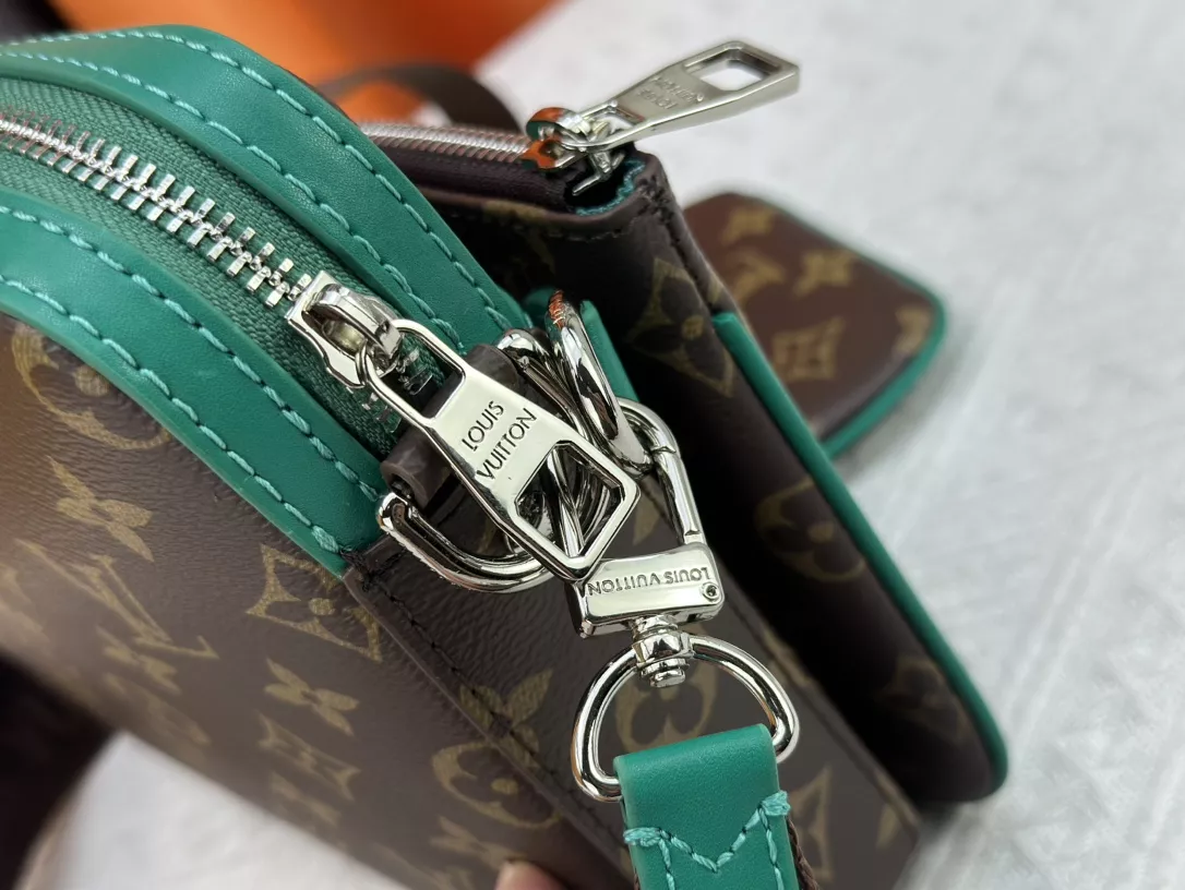 Louis Vuitton AAA Man Messenger Bags EasyMatch 7839
