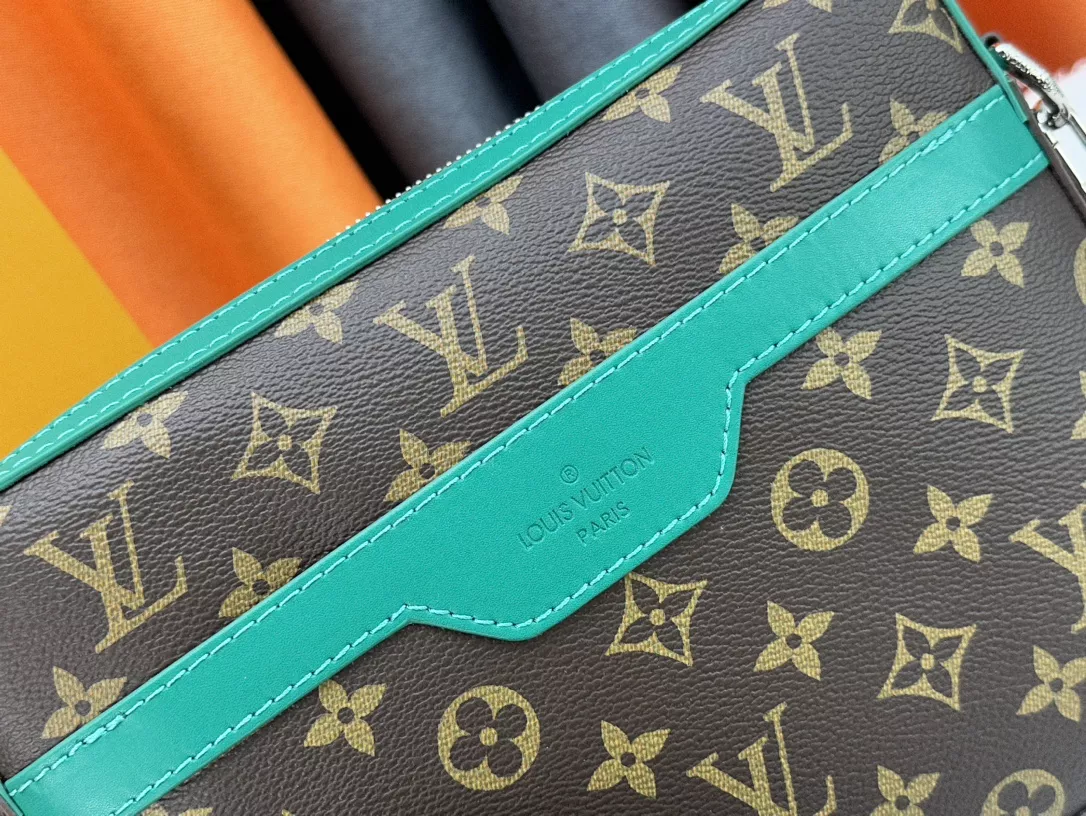 Louis Vuitton AAA Man Messenger Bags EasyMatch 7839