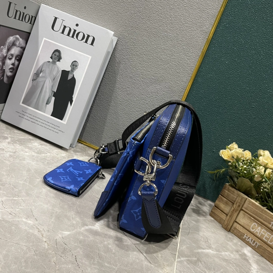 Louis Vuitton AAA Man Messenger Bags EasyMatch 8849