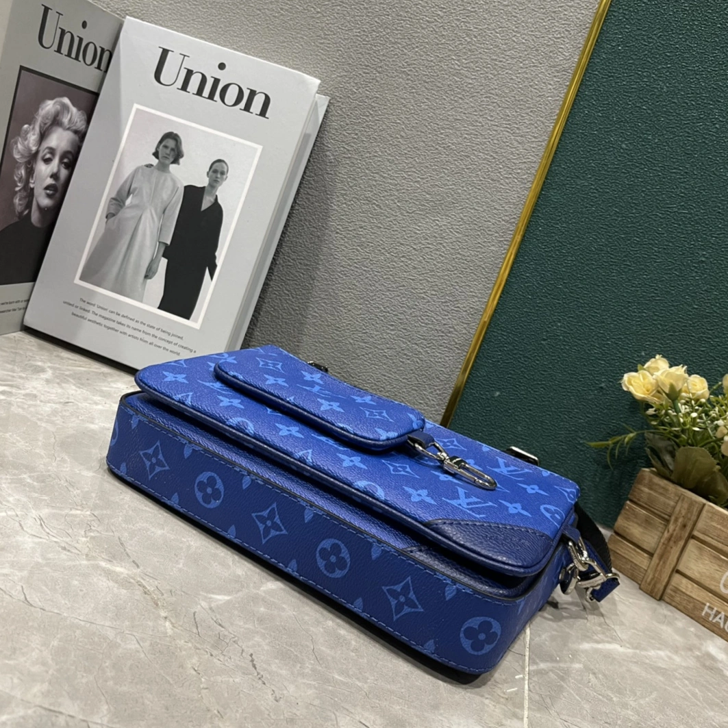 Louis Vuitton AAA Man Messenger Bags EasyMatch 8849