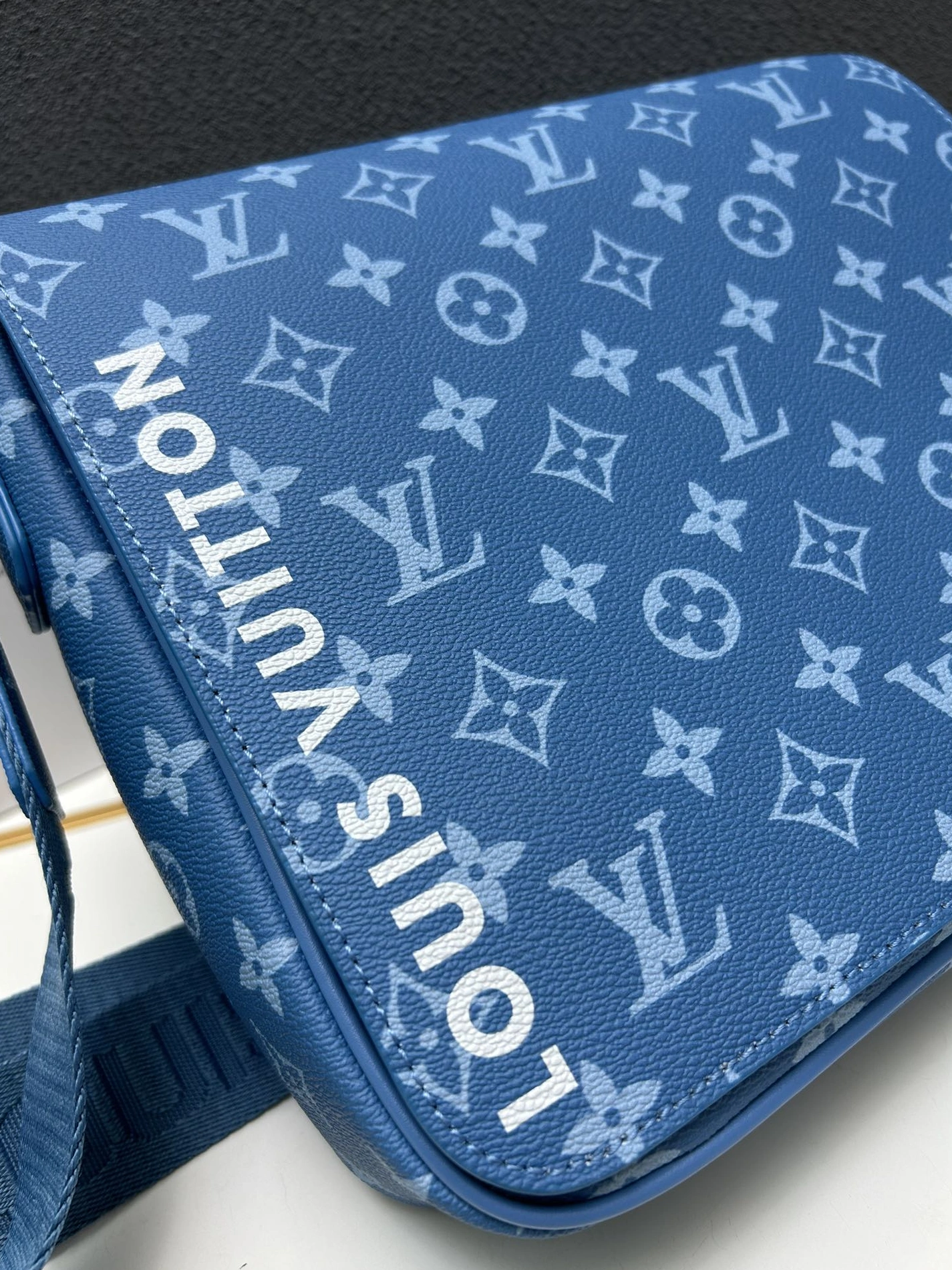 Louis Vuitton AAA Man Messenger Bags Efficient 2133