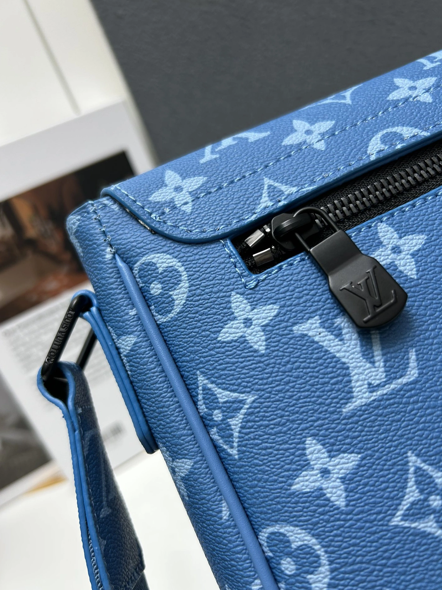 Louis Vuitton AAA Man Messenger Bags Efficient 2133