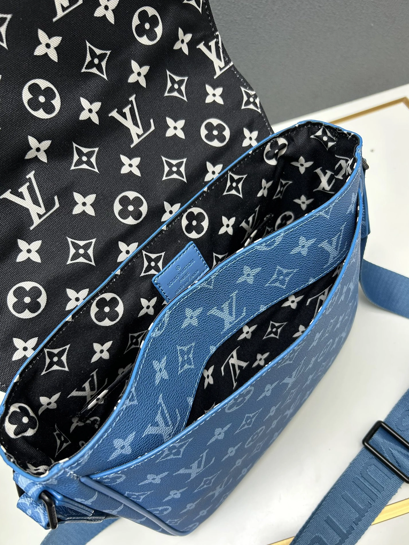 Louis Vuitton AAA Man Messenger Bags Efficient 2133