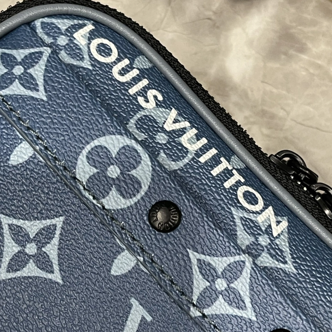 Louis Vuitton AAA Man Messenger Bags Efficient 6848