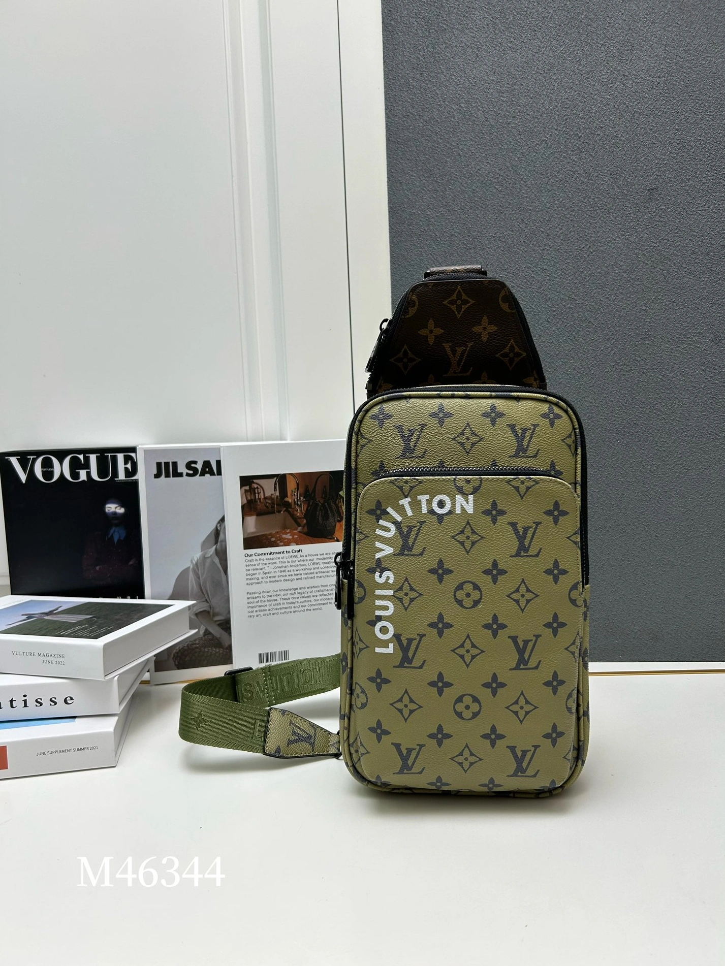 Louis Vuitton AAA Man Messenger Bags Elegant 1197