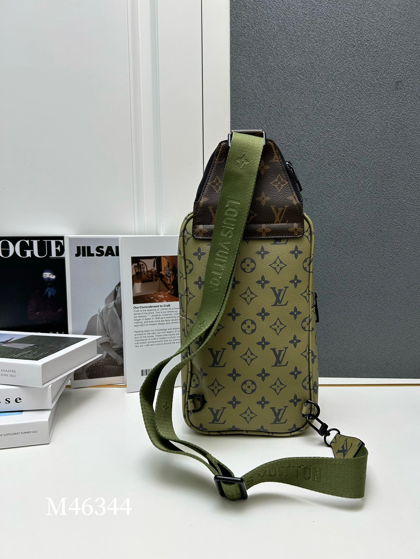 Louis Vuitton AAA Man Messenger Bags Elegant 1197