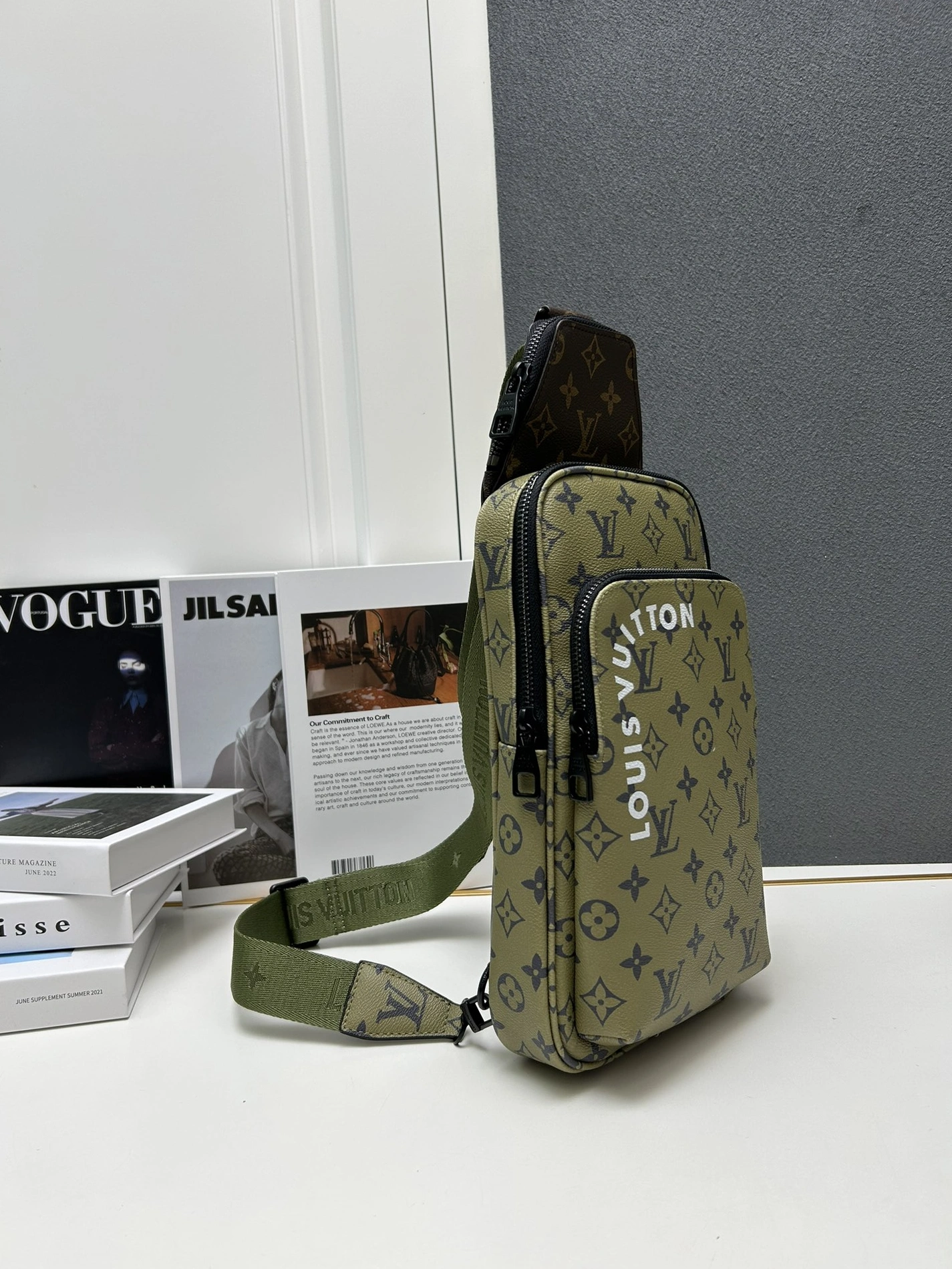 Louis Vuitton AAA Man Messenger Bags Elegant 1197