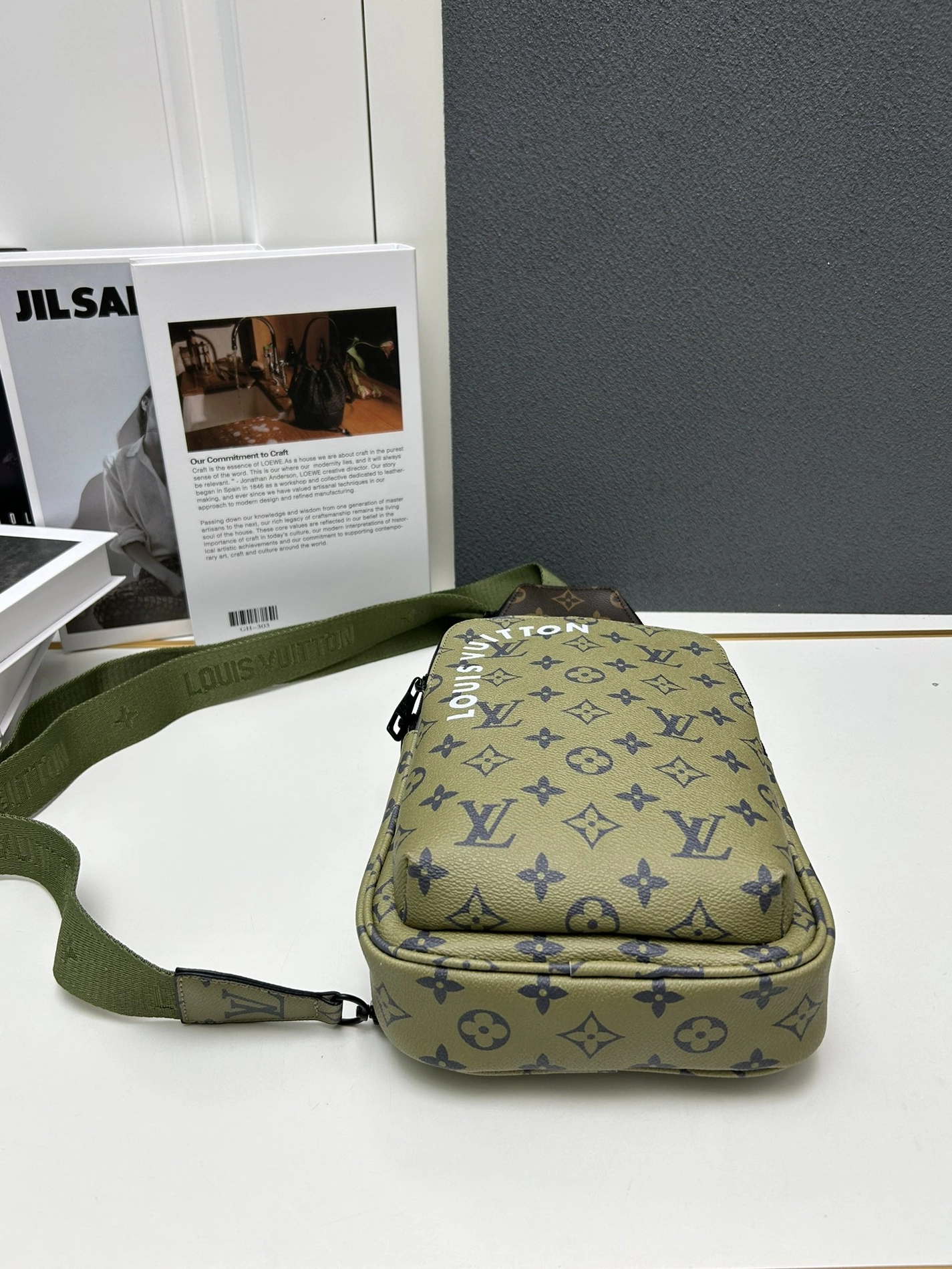 Louis Vuitton AAA Man Messenger Bags Elegant 1197