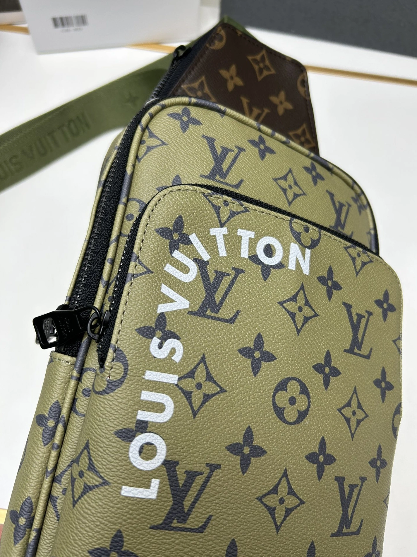 Louis Vuitton AAA Man Messenger Bags Elegant 1197