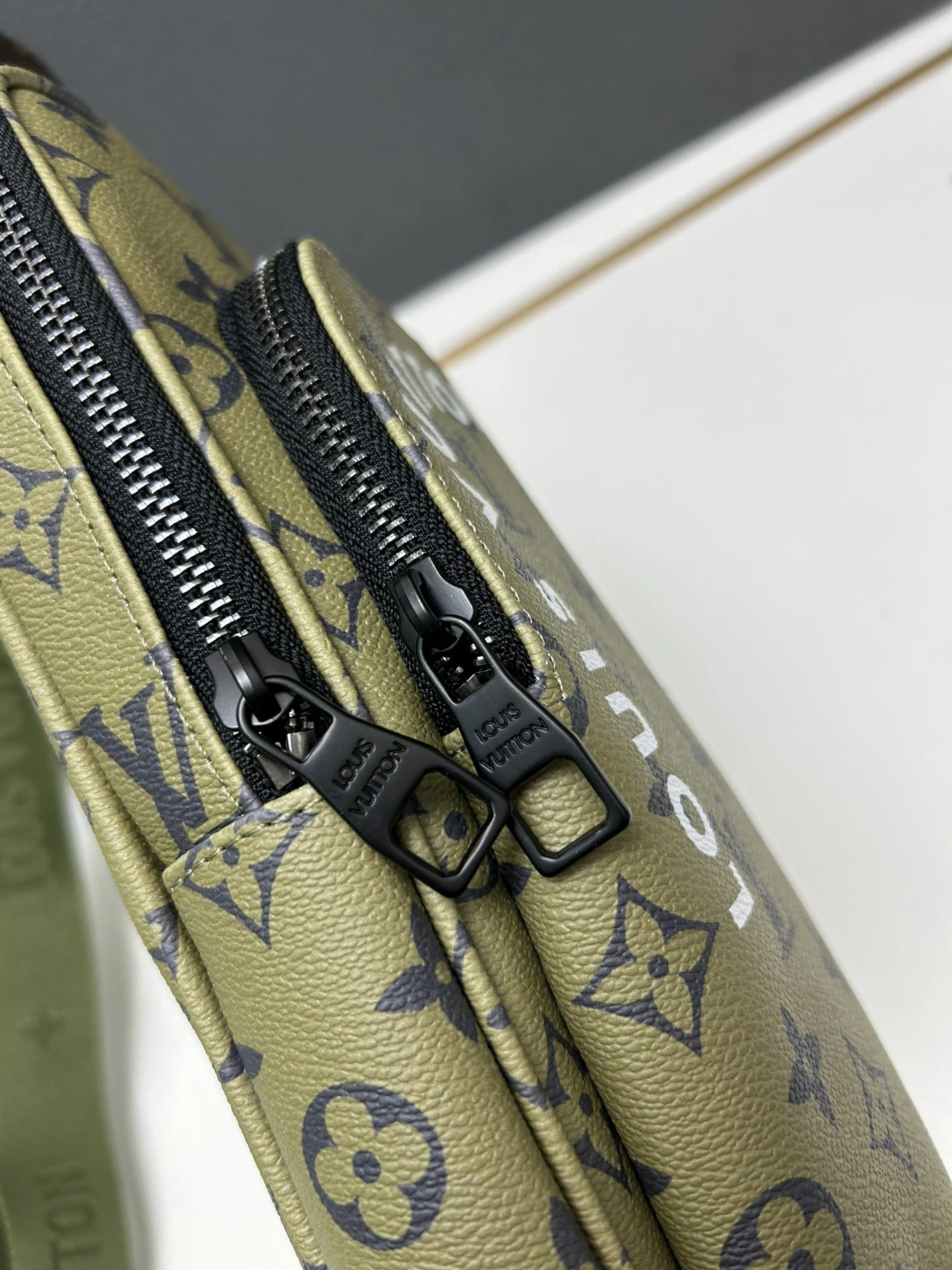 Louis Vuitton AAA Man Messenger Bags Elegant 1197