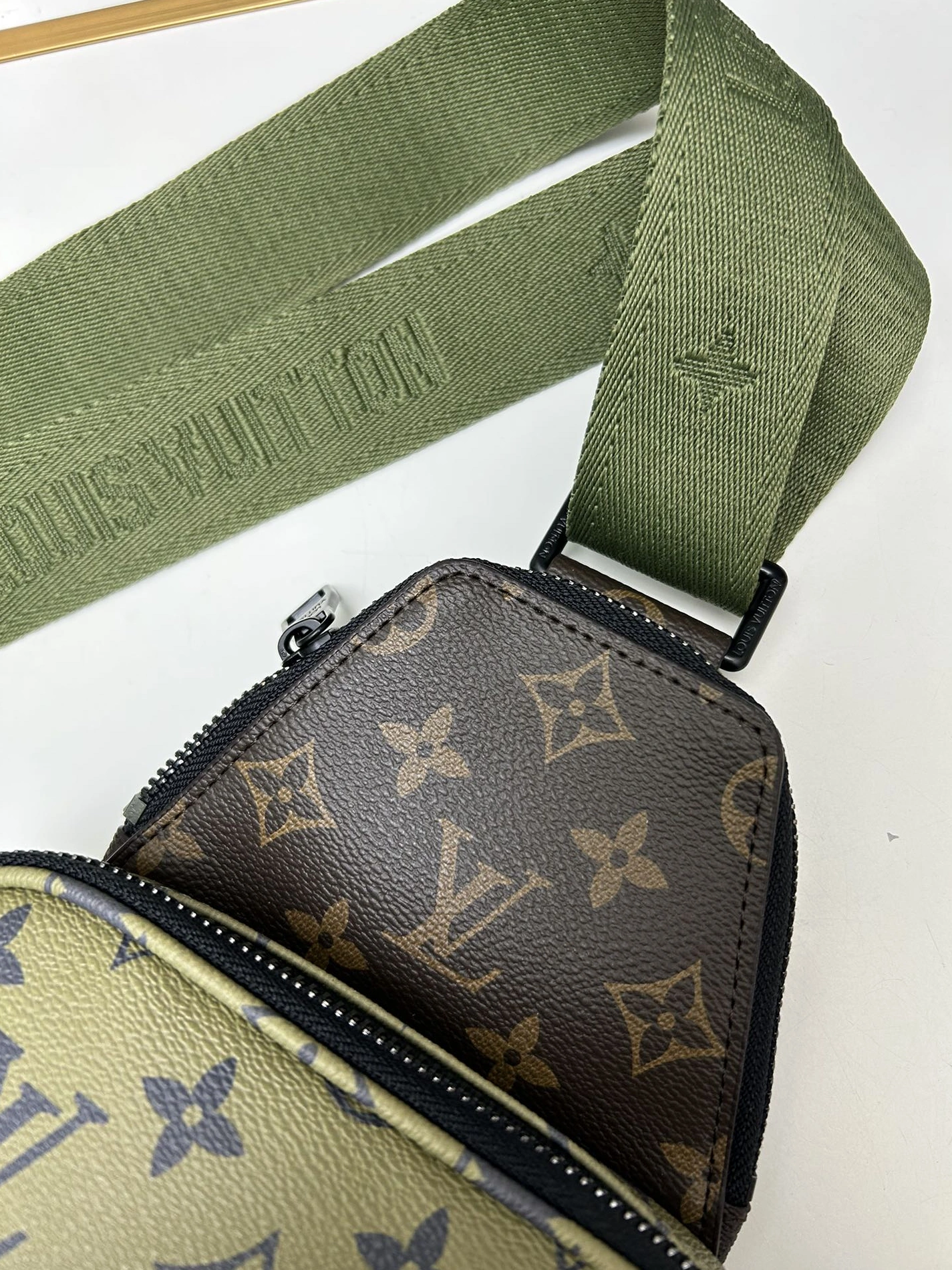 Louis Vuitton AAA Man Messenger Bags Elegant 1197