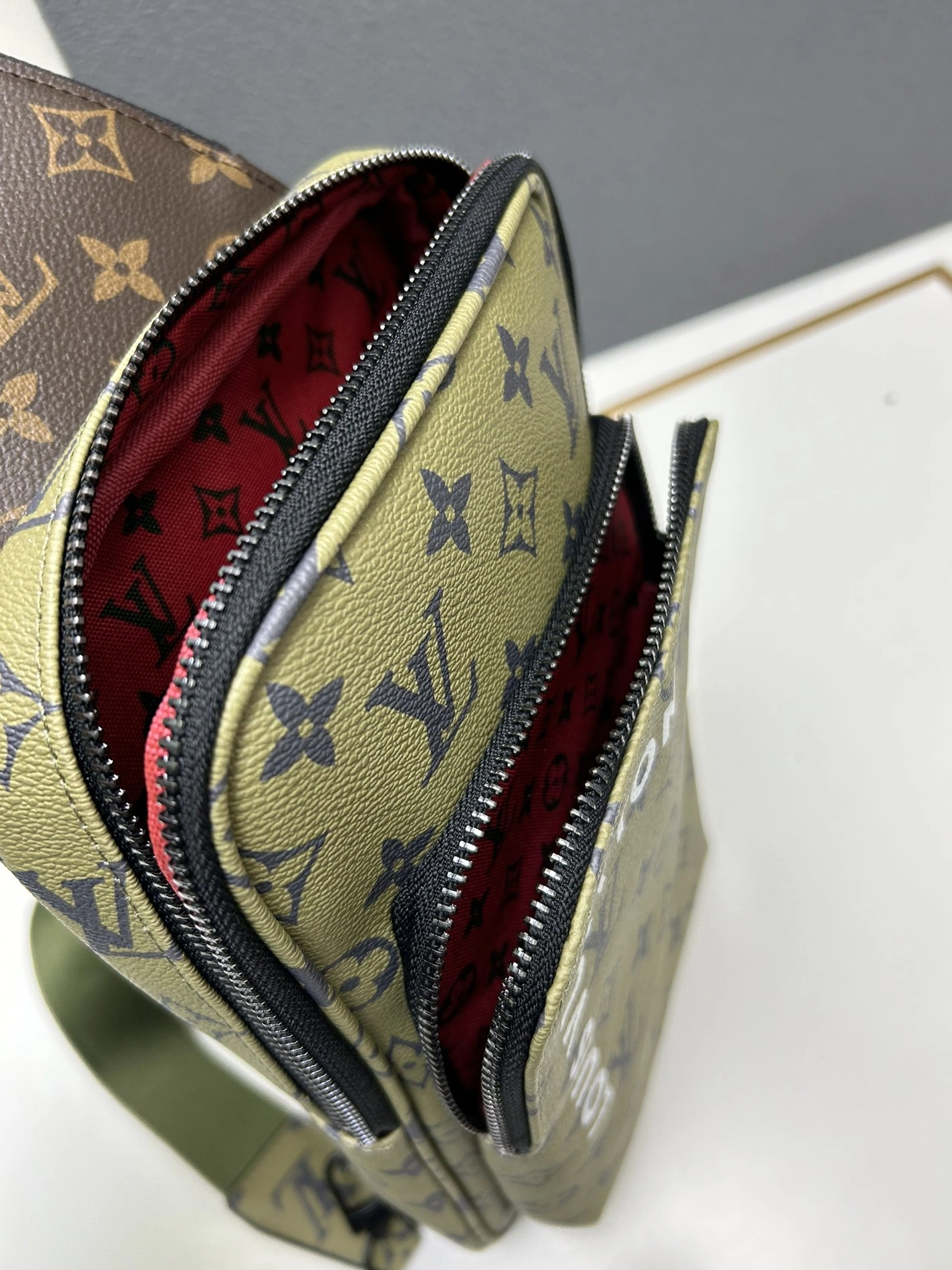 Louis Vuitton AAA Man Messenger Bags Elegant 1197