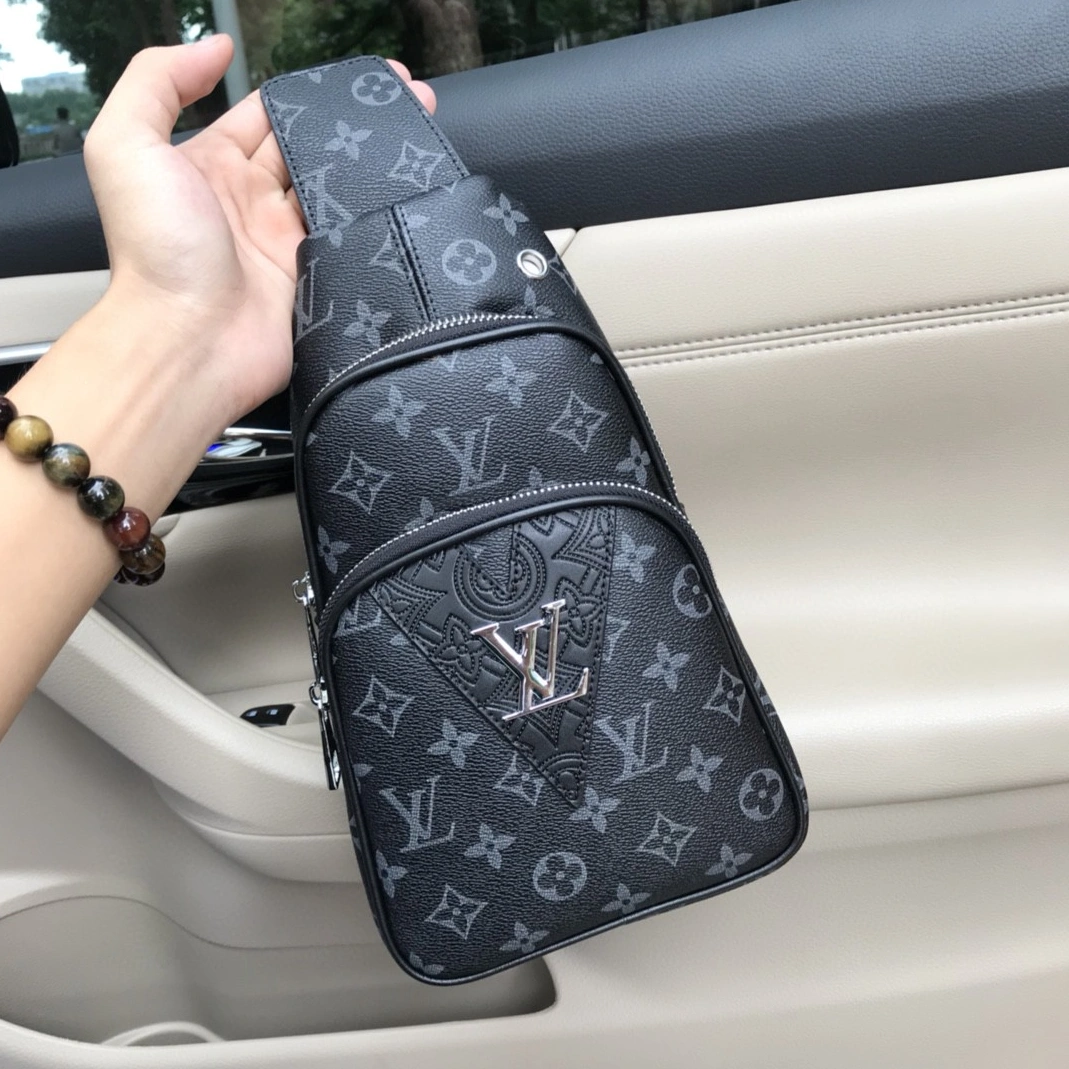 Louis Vuitton AAA Man Messenger Bags Elegant 1677