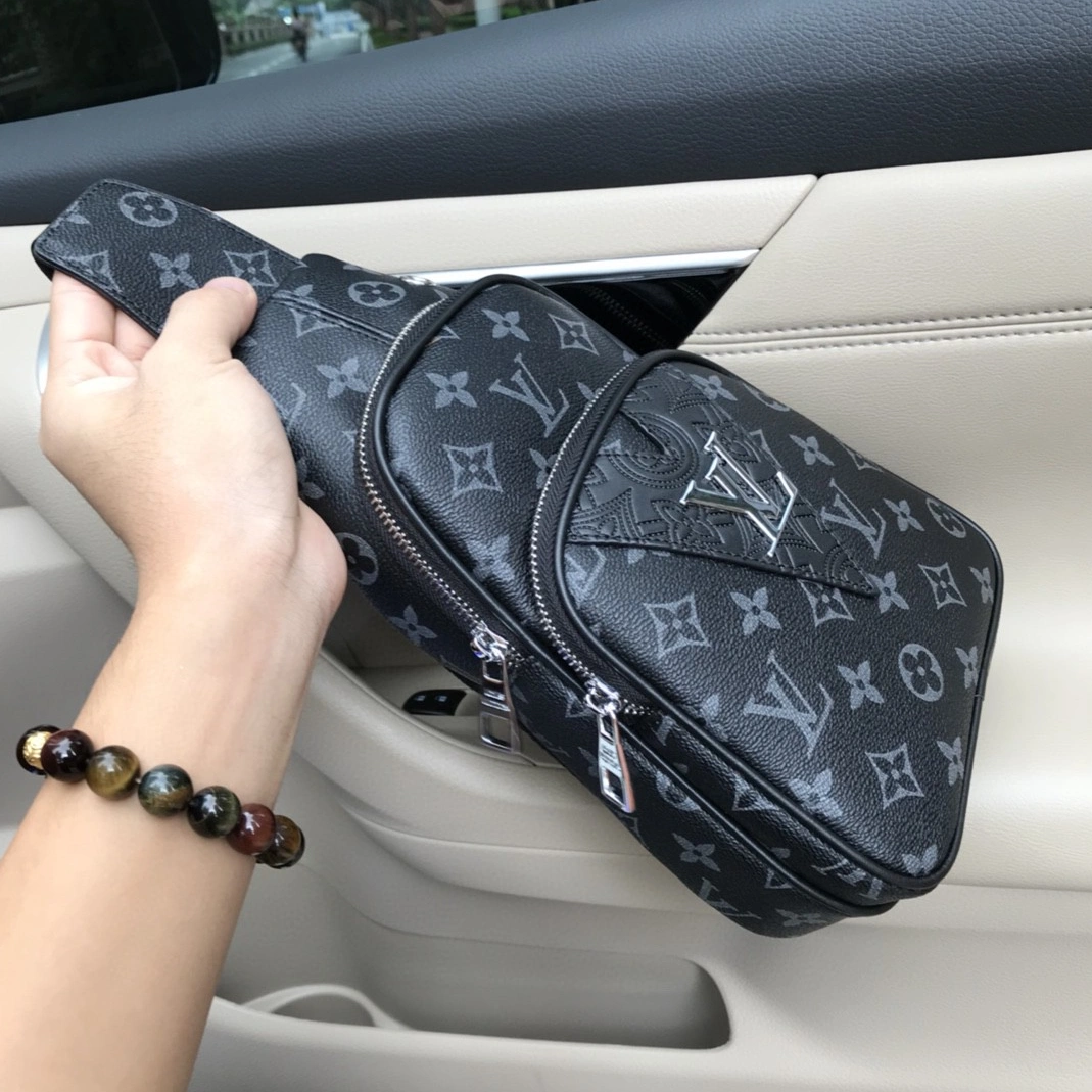 Louis Vuitton AAA Man Messenger Bags Elegant 1677