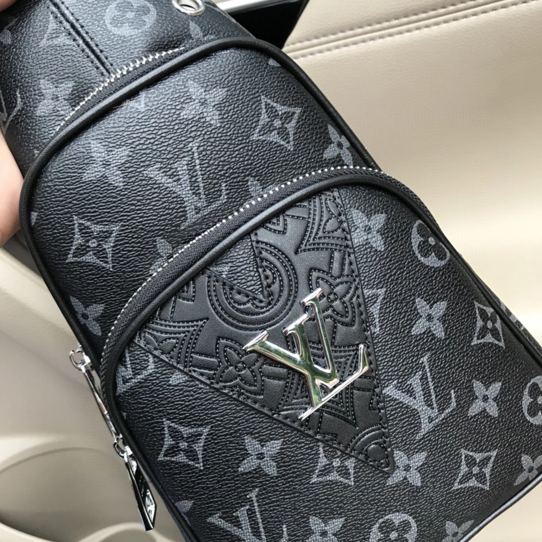 Louis Vuitton AAA Man Messenger Bags Elegant 1677