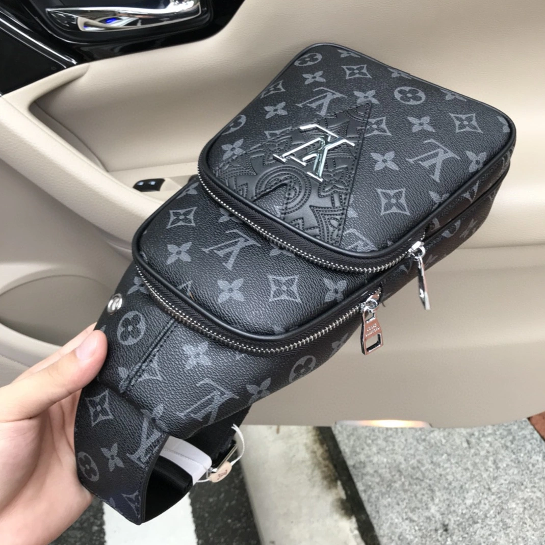 Louis Vuitton AAA Man Messenger Bags Elegant 1677