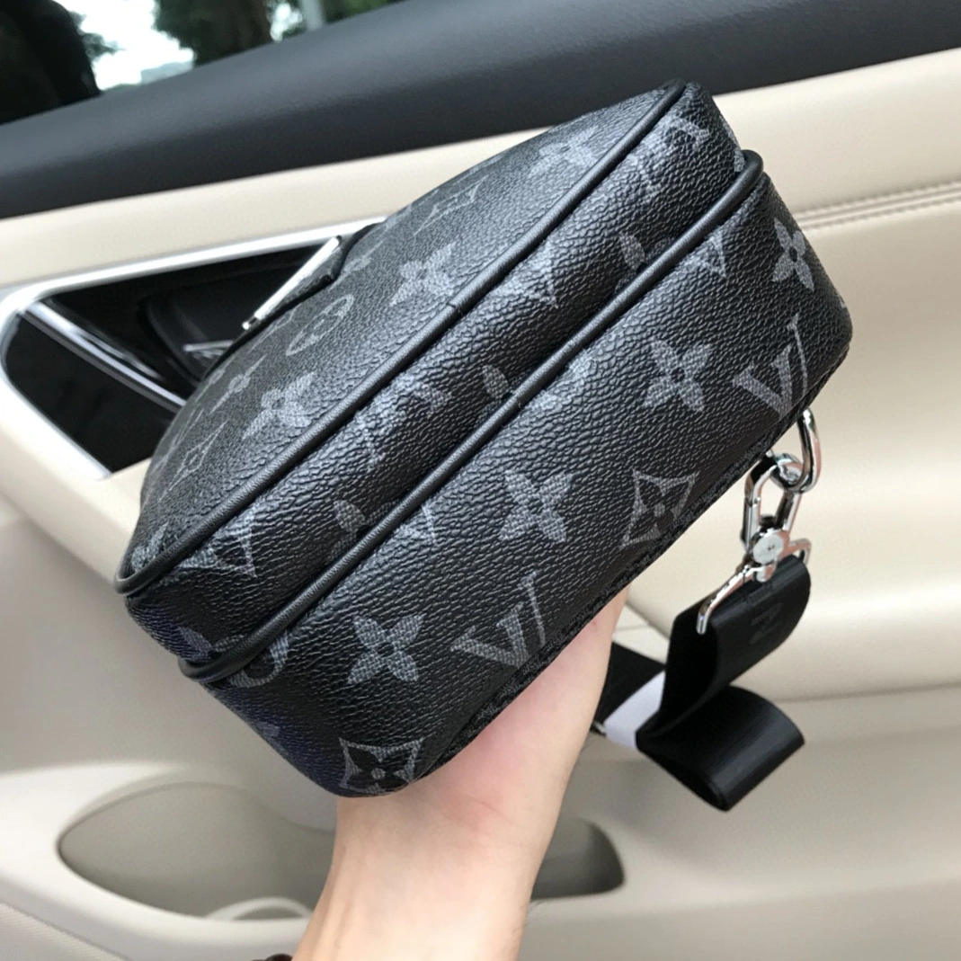 Louis Vuitton AAA Man Messenger Bags Elegant 1677