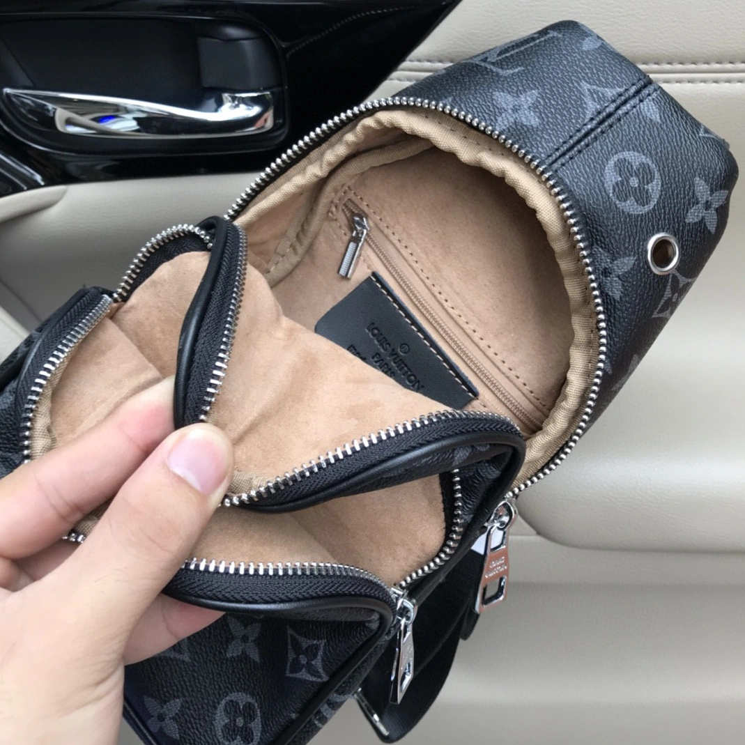 Louis Vuitton AAA Man Messenger Bags Elegant 1677