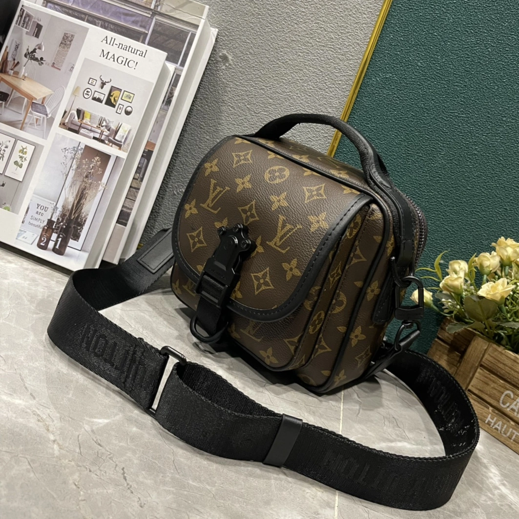 Louis Vuitton AAA Man Messenger Bags Elegant 5085