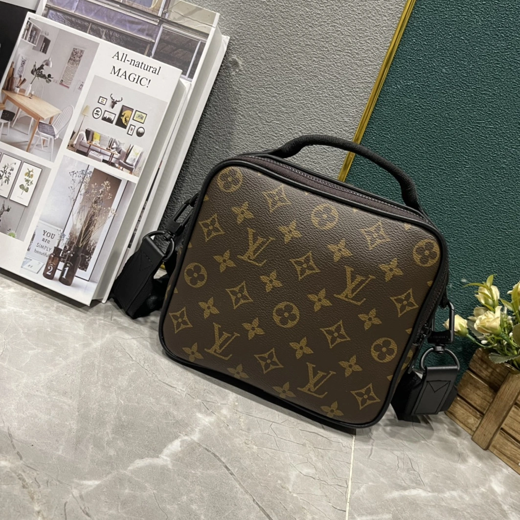 Louis Vuitton AAA Man Messenger Bags Elegant 5085