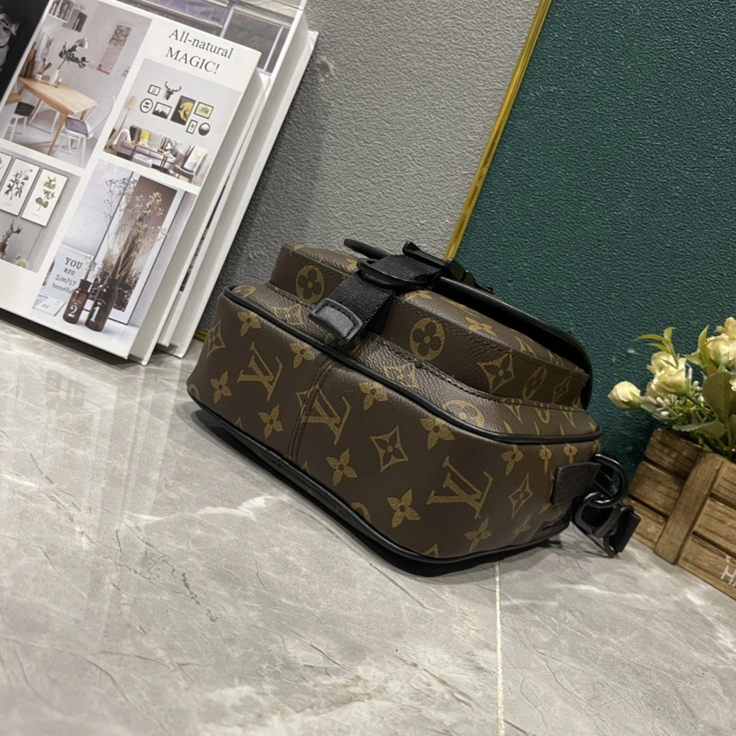 Louis Vuitton AAA Man Messenger Bags Elegant 5085