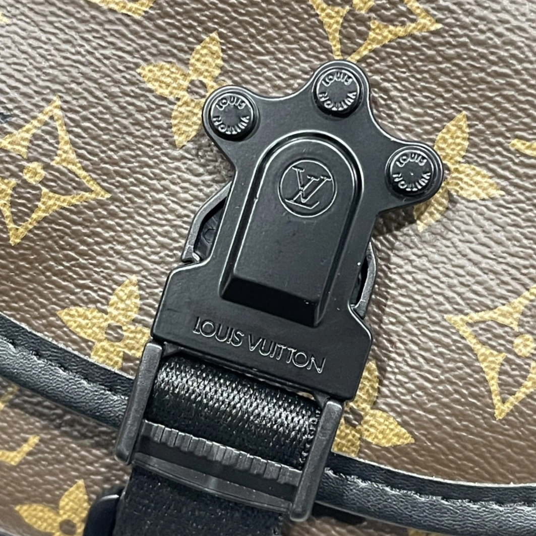 Louis Vuitton AAA Man Messenger Bags Elegant 5085