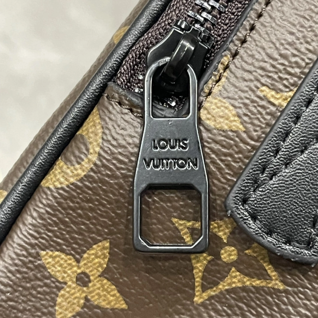 Louis Vuitton AAA Man Messenger Bags Elegant 5085