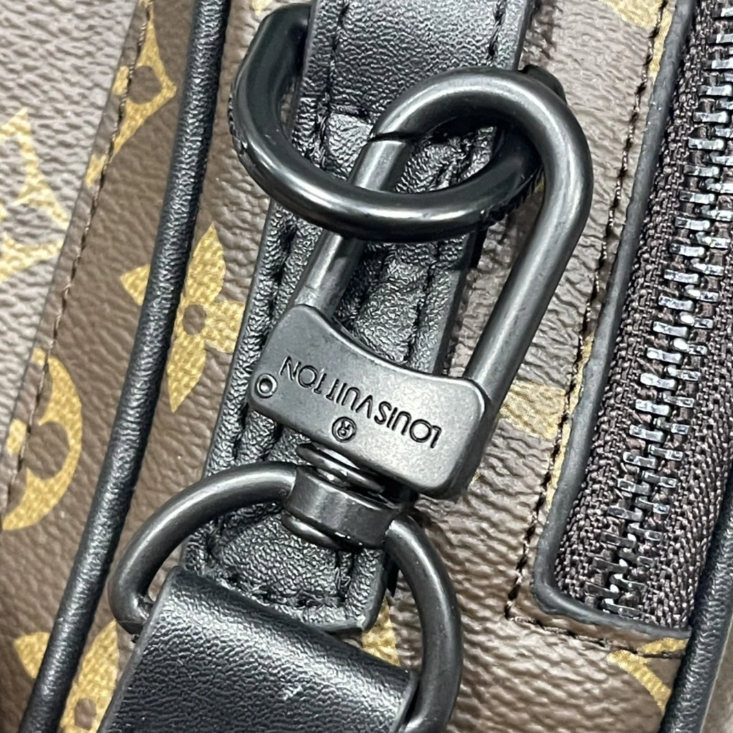 Louis Vuitton AAA Man Messenger Bags Elegant 5085