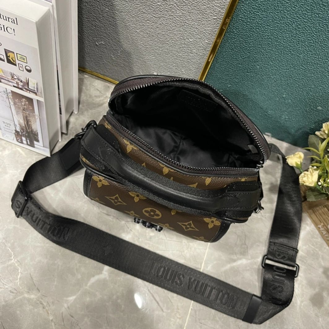 Louis Vuitton AAA Man Messenger Bags Elegant 5085