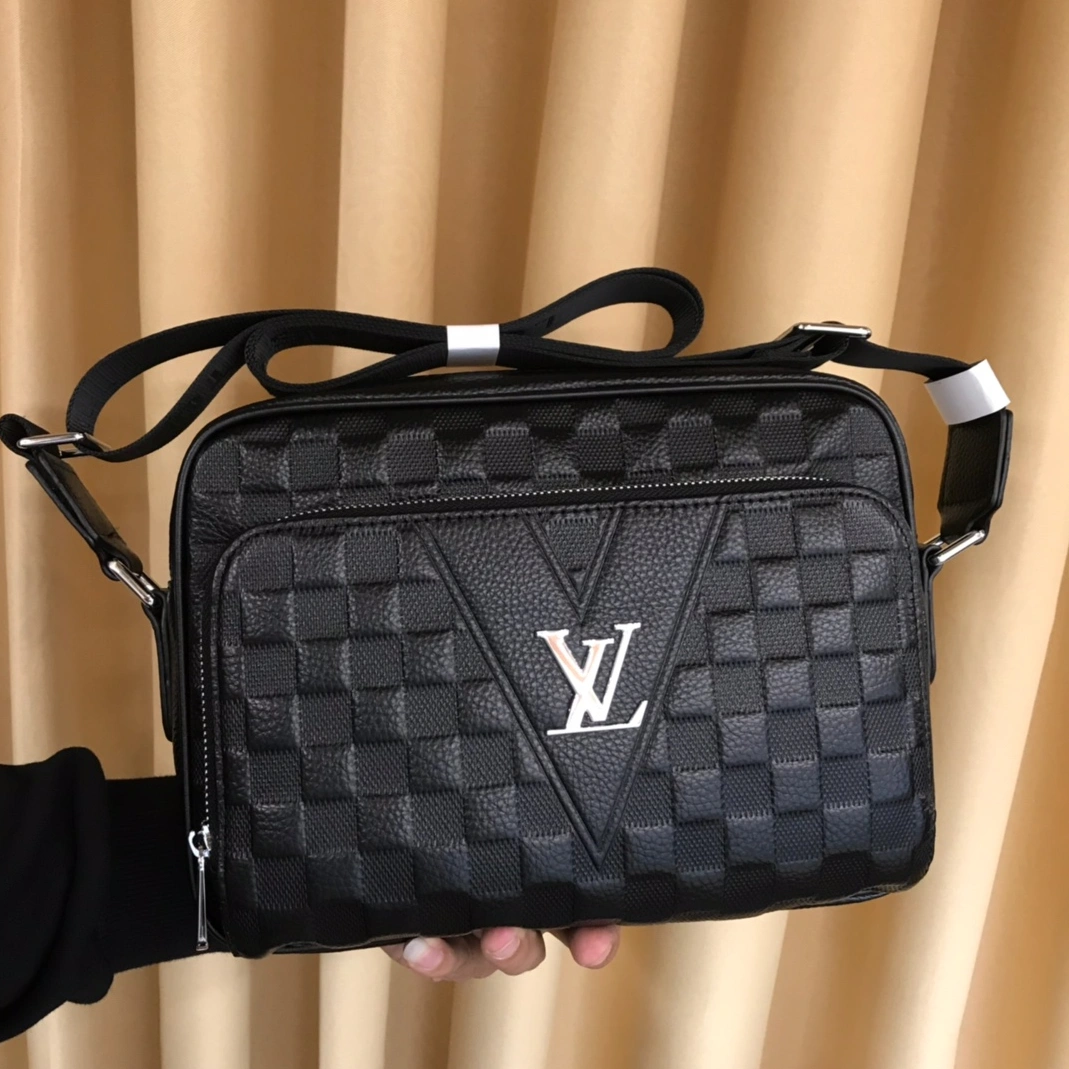 Louis Vuitton AAA Man Messenger Bags EyeCatching 1361
