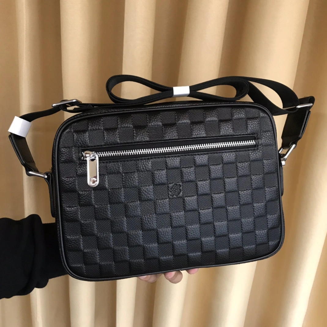 Louis Vuitton AAA Man Messenger Bags EyeCatching 1361