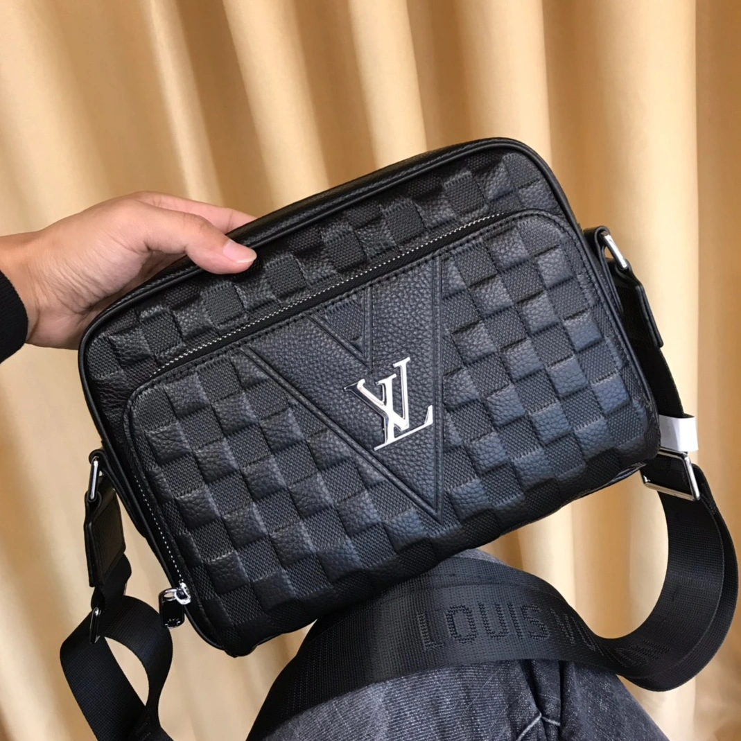Louis Vuitton AAA Man Messenger Bags EyeCatching 1361