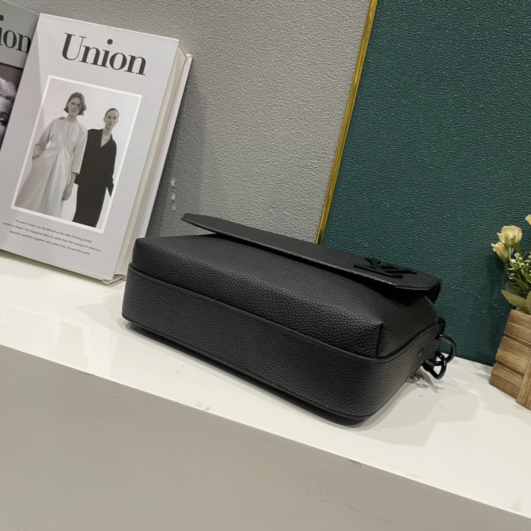 Louis Vuitton AAA Man Messenger Bags EyeCatching 1613