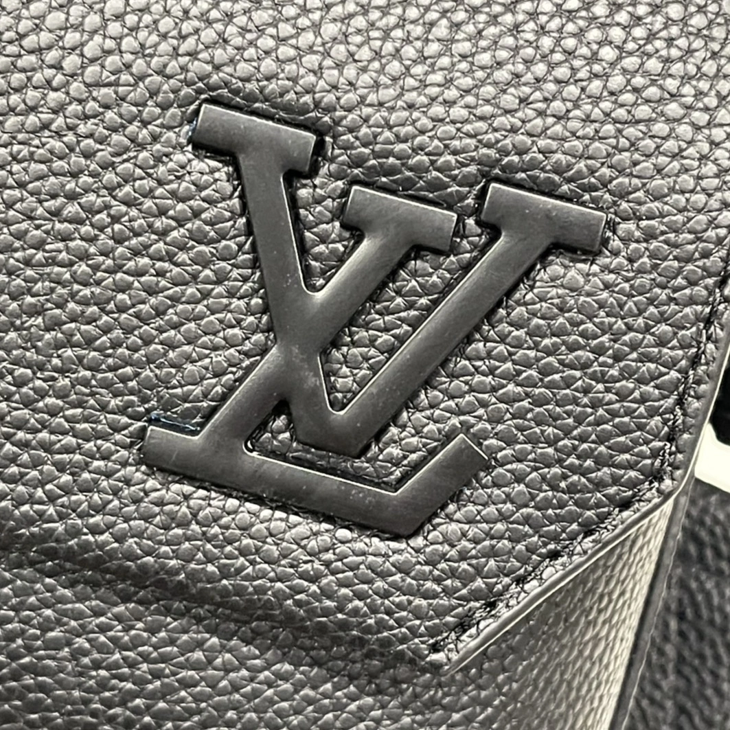 Louis Vuitton AAA Man Messenger Bags EyeCatching 1613