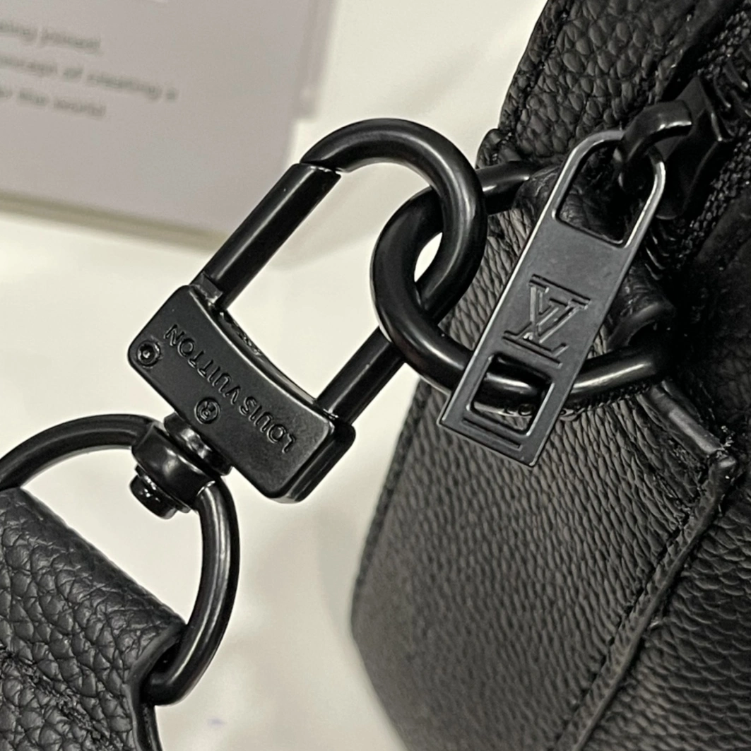 Louis Vuitton AAA Man Messenger Bags EyeCatching 1613