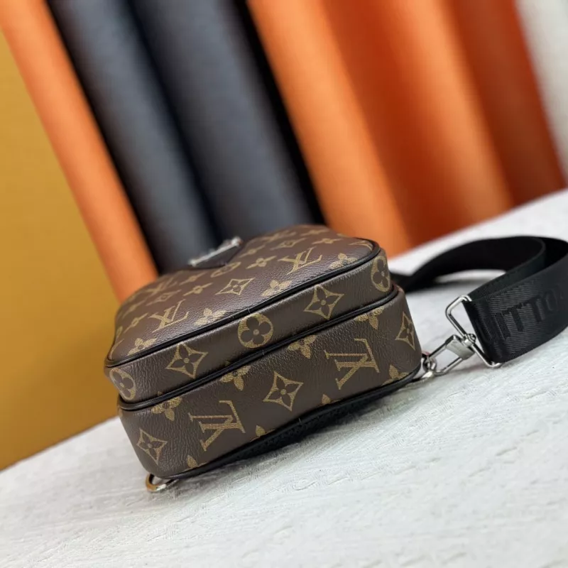 Louis Vuitton AAA Man Messenger Bags EyeCatching 4148