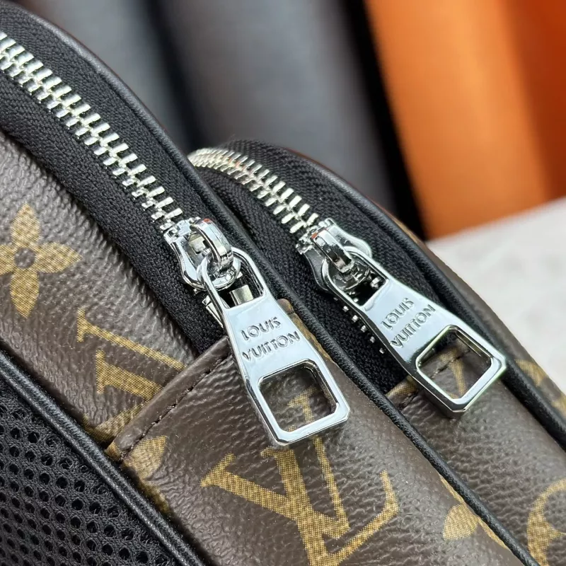 Louis Vuitton AAA Man Messenger Bags EyeCatching 4148