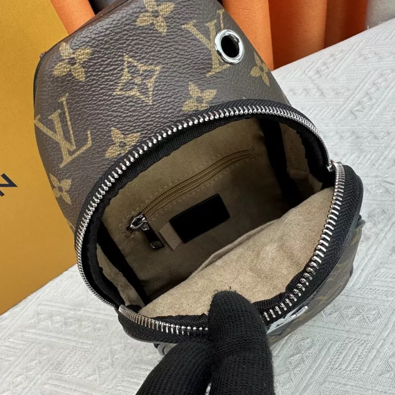 Louis Vuitton AAA Man Messenger Bags EyeCatching 4148