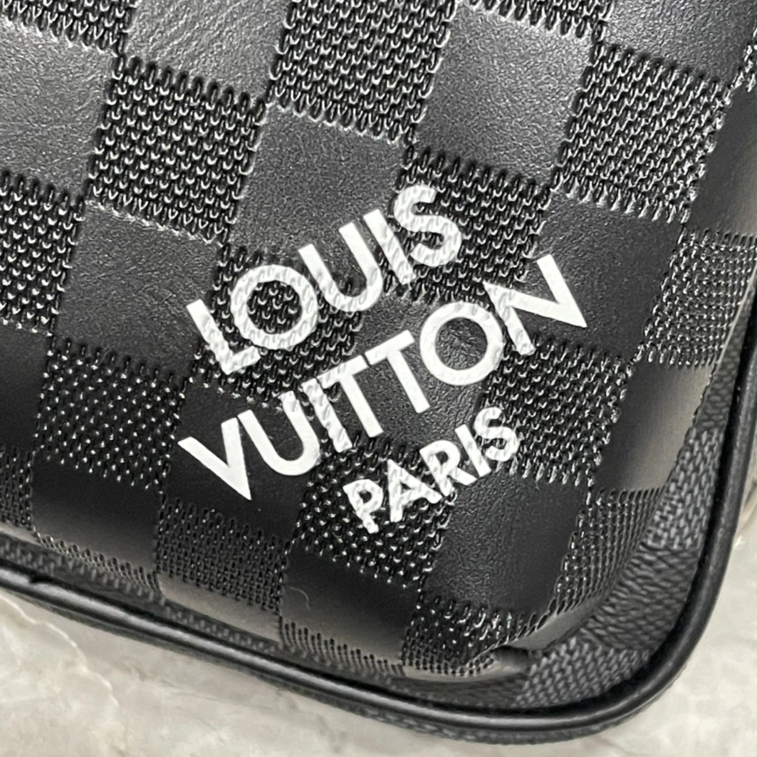 Louis Vuitton AAA Man Messenger Bags EyeCatching 4300