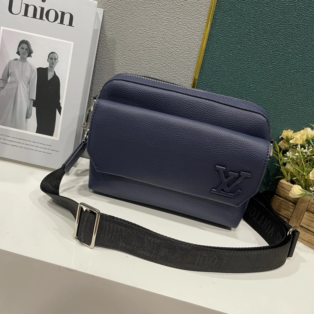 Louis Vuitton AAA Man Messenger Bags EyeCatching 8869