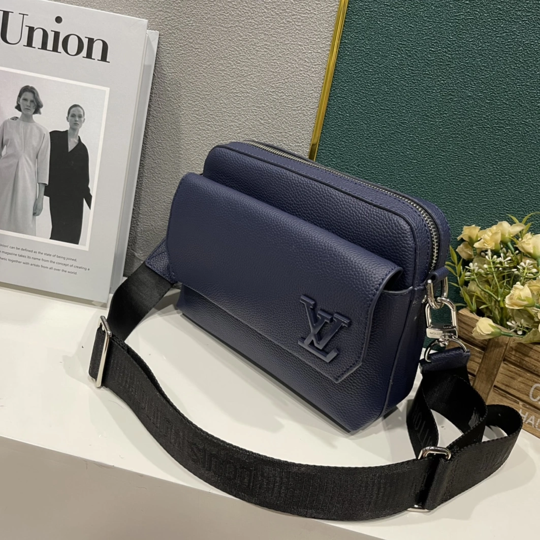 Louis Vuitton AAA Man Messenger Bags EyeCatching 8869