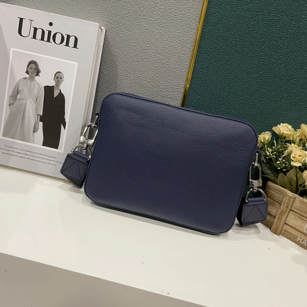 Louis Vuitton AAA Man Messenger Bags EyeCatching 8869