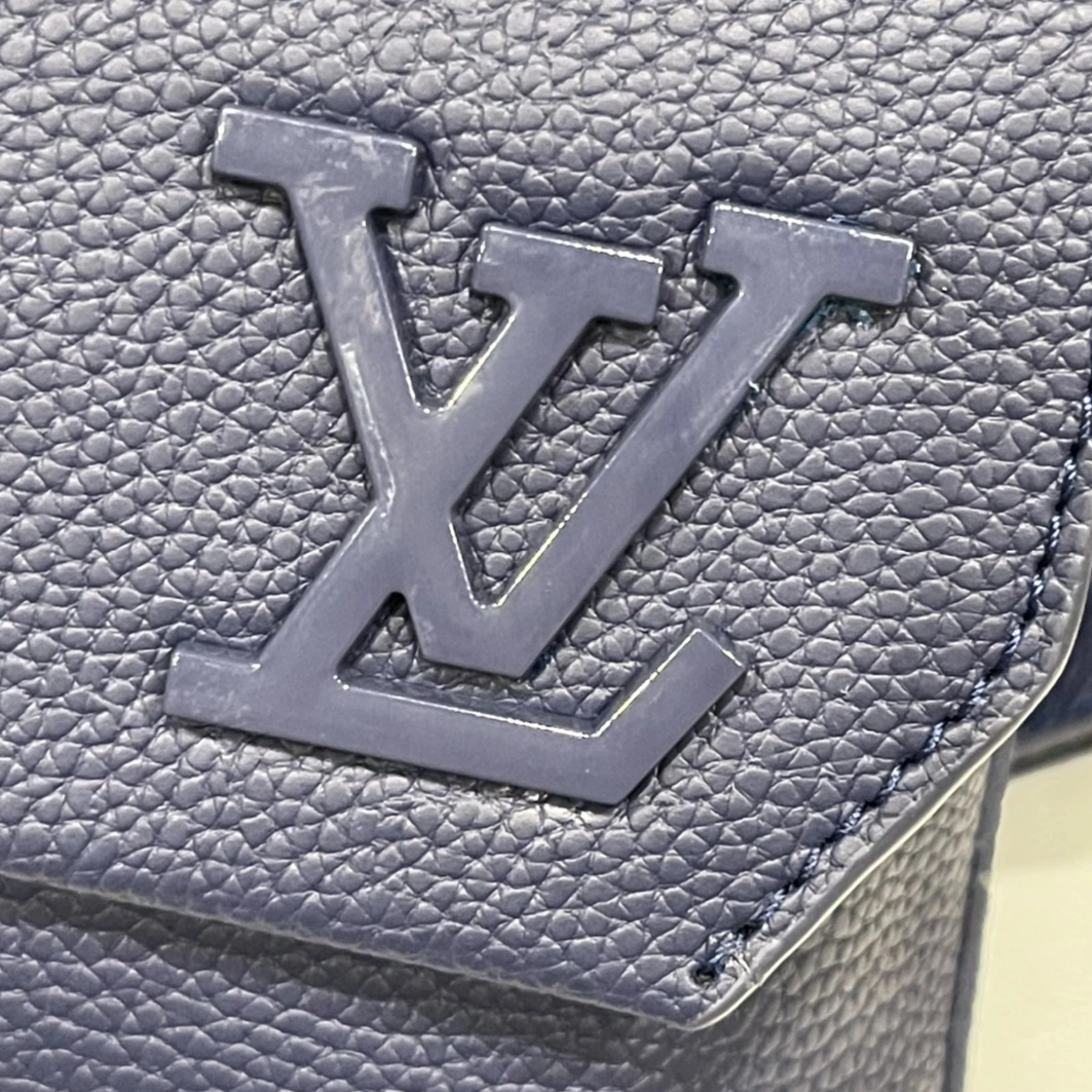 Louis Vuitton AAA Man Messenger Bags EyeCatching 8869