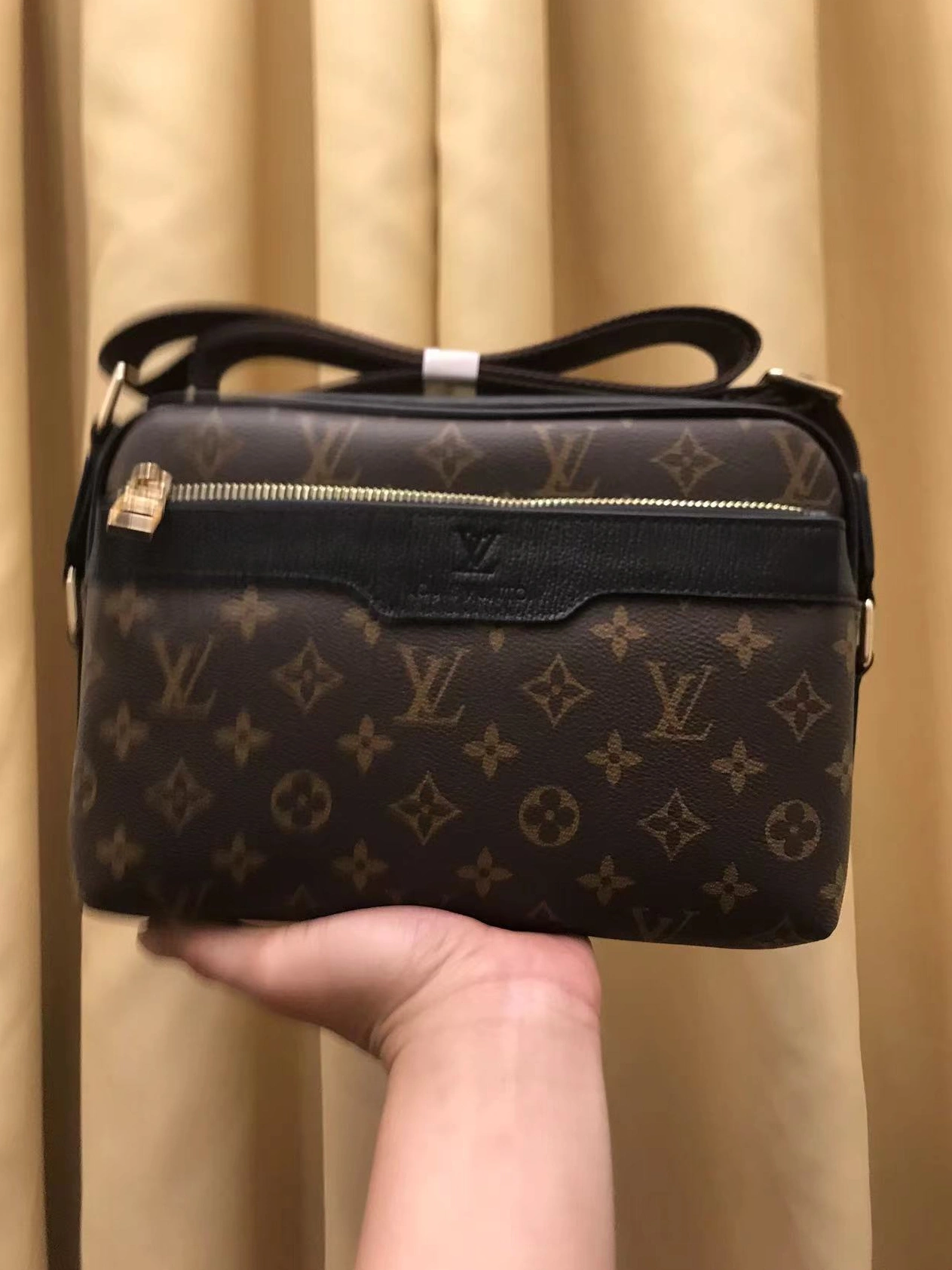Louis Vuitton AAA Man Messenger Bags Fashionable 7212