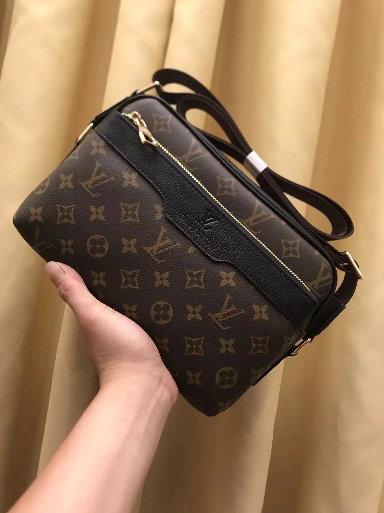 Louis Vuitton AAA Man Messenger Bags Fashionable 7212